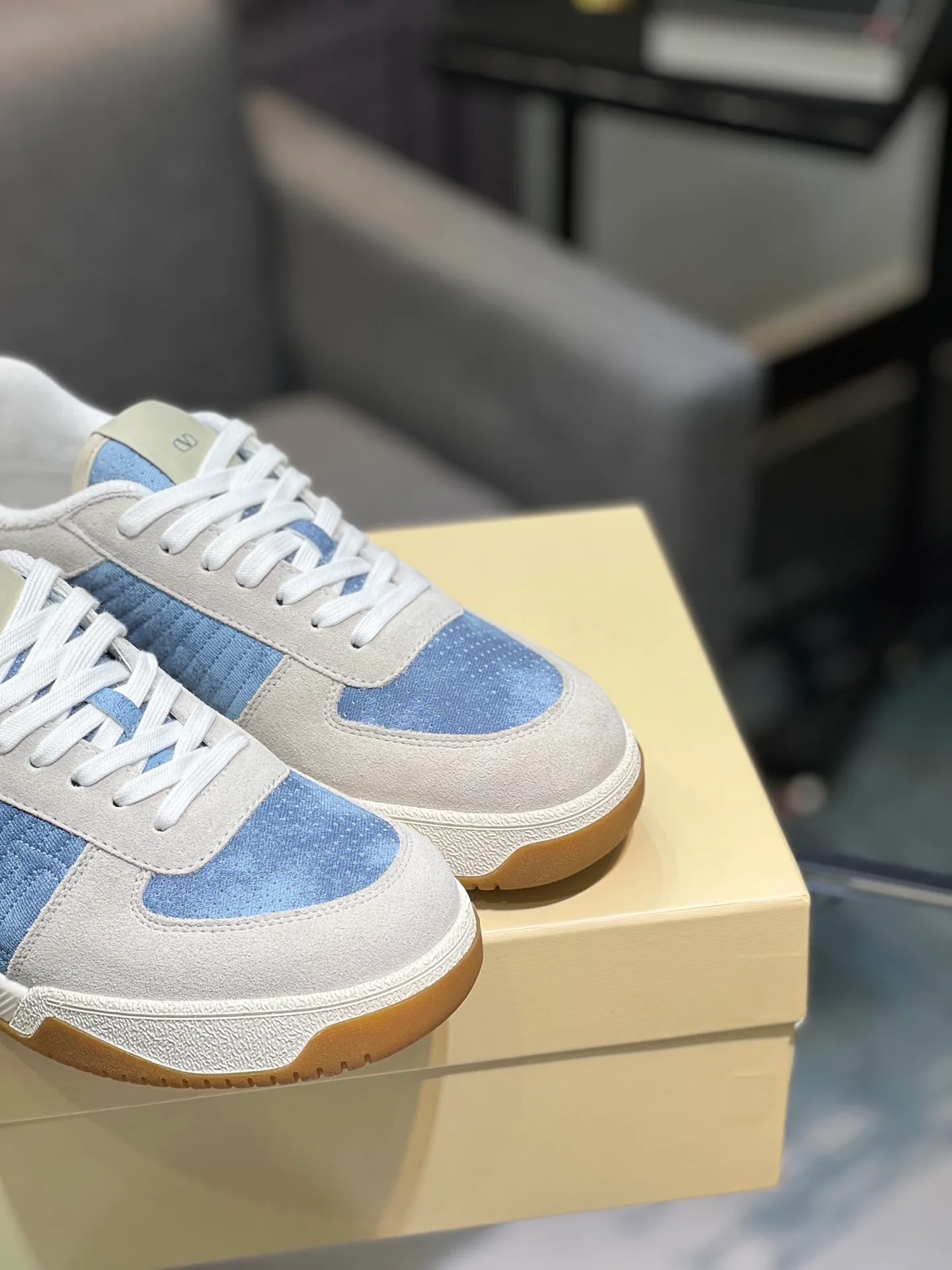 Men's shoes 💰720 VALENTINO Valentino 2025 popular casual sports shoes! 👍Fabric: Original custom punched + full-grain cowhide 👍Feet: cowhide + V-mark special injection insole (original 1:1) 👍Outsole: TPR+raw rubber combination wear-resistant outsole 👍Packaging: original beige full set of noble counter packaging 👍Code number: women's 35-41, men's 38-45 women's 40.41 men's 45.46 customized